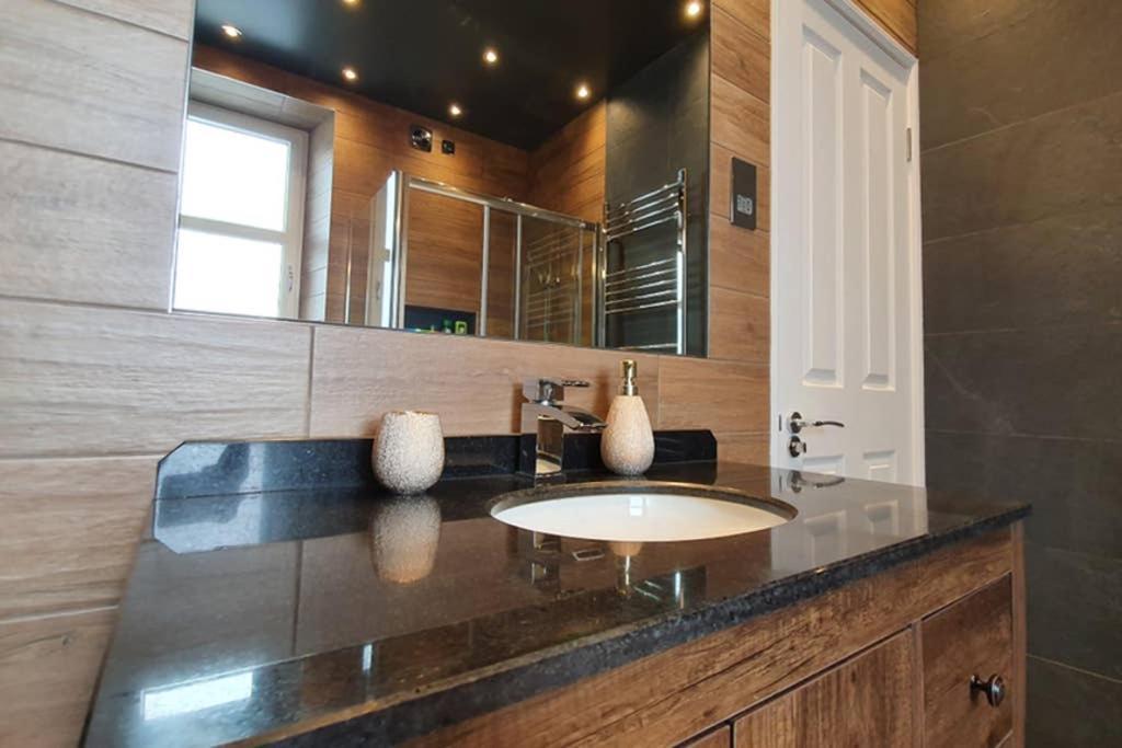 אינברנס Smart & Stylish Holiday Apartment In The City Centre מראה חיצוני תמונה